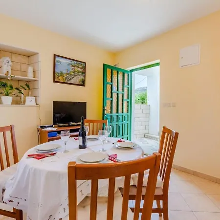 Semesterbostad House Dinko